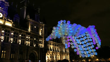 Des ballons aux lumières colorées flottaient sur l'esplanade de l'Hôtel de Ville pour la Nuit Blanche.