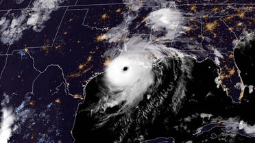 Cette image satellite RAMMB / NOAA montre l'ouragan Laura atteignant les côtes de la Louisane et du Texas le 26 août 2020. 