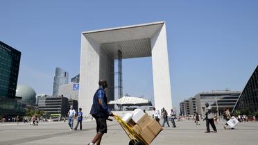Devant l'Arche de La Défense, près de Paris, le 17 juillet 2014 [Miguel Medina / AFP]