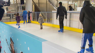 Une patinoire est notamment installée sous le métro aérien à la station Glacière (13e).