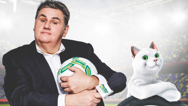 Dans la première publicité, Pierre Ménès apparaît déguisé en chat.