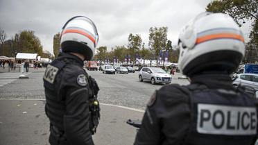 Des policiers aux abords des Champs-Elysées