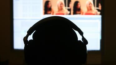 Un anonyme regardant un film pornographique sur Internet (illustration)
