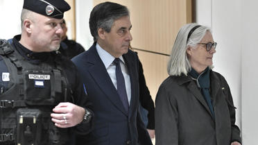 Le parquet national financier prend mardi après-midi ses réquisitions contre l'ancien Premier ministre François Fillon, sa femme Penelope et son ancien suppléant. 