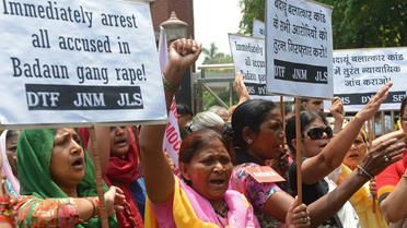 Des femmes protestent contre le viol et le meurtre de deux adolescentes dans l'Etat de l'Uttar Pradesh en Inde le 31 mai 2014