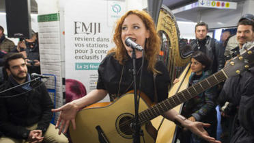 Chaque année, la RATP propose à de jeunes artistes de se produire dans les couloirs du métro et leur propose ensuite de monter sur la scène de l'Olympia pour un concert exceptionnel.