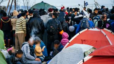 Des migrants attendent à la frontière entre la Grèce et la Macédoine, le 6 mars 2016.