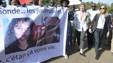La directrice de France Médias Monde, Christine Saragosse (d), et la directrice de RFI, Cécile Megie (2e d), lors d'une manifestation en hommage aux deux journalistes tués le 4 novembre 2013 à Bamako