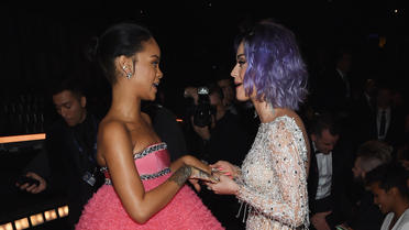 Aux Grammy on papote et on boulotte, Rihanna et Katy Perry lors de la cérémonie en 2015