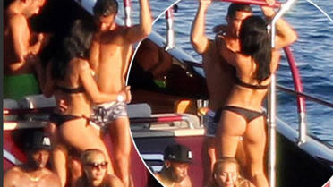 Cristiano Ronaldo a été aperçu en charmante compagnie à bord d'un yacht pendant ses vacances.