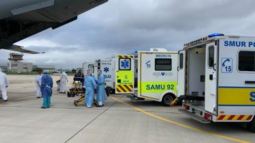 Quatre patients venus de la région Auvergne-Rhône-Alpes ont atterri à Villacoublay.