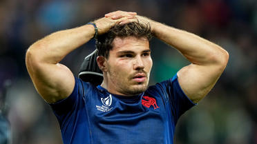Antoine Dupont est apparu très affecté après l'élimination du XV de France en quart de finale de la Coupe du monde de rugby.