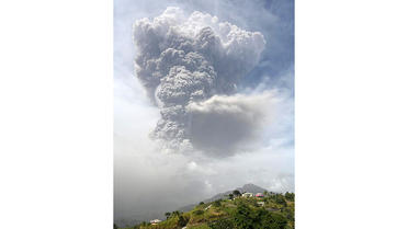 Le volcan de l'île caribéenne de Saint-Vincent est entré en éruption vendredi, pour la première fois depuis quatre décennies.