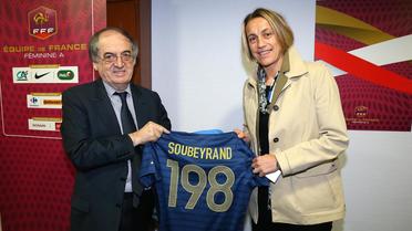 Sandrine Soubeyrand recevant un maillot spécial, célébrant son record de sélections en bleu, des mains du président de la Fédération française de football (FFF), Noël Le Graët, en septembre 2013. 