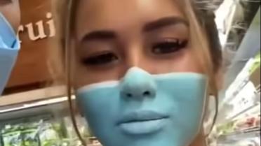 L'influenceuse qui a maquillé son visage pour imiter un masque chirurgical risque d'être expulsée de Bali / Capture Youtube