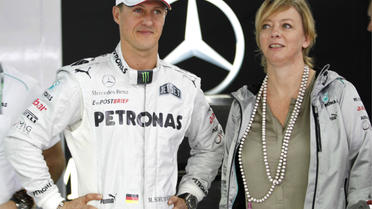 Michael Schumacher, ici au côté de son agent Sabine Kehm, ne pèserait plus que 45 kilos.