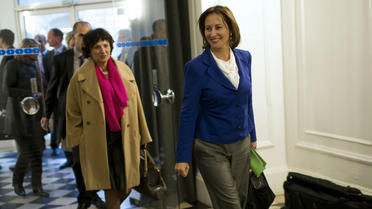 La socialiste Ségolène Royal (d) et Dominique Bertinotti, ministre déléguée chargée de la Famille, le 19 octobre 2011 à Paris [Fred Dufour / AFP/Archives]