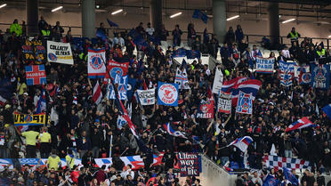 De nombreux sièges ont été cassés et arrachés dans la tribune réservée aux supporters parisiens.