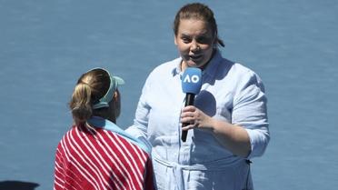Jelena Dokic réalise des interviews pour la télévision sur les courts de l’Open d’Australie.