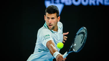 Novak Djokovic a surmonté sa blessure à l'abdomen pour se qualifier pour les quarts de finale. 