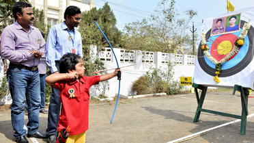 Une Indienne de 3 ans bat un record de tir à l'arc
