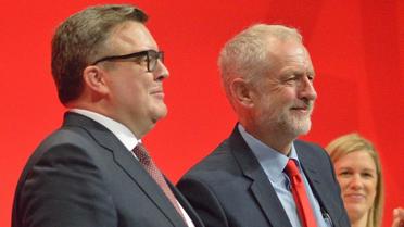 Les deux leaders travaillistes Tom Watson (à gauche) et Jeremy Corbin (à droite) s'affrontent sur le thème du Brexit