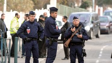 Des policiers en faction devant l'école Ozar Hatorah à Toulouse