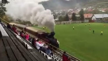 La fumée dégagée par la locomotive a enfumé tout le terrain.