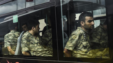 Des soldats turcs accusés d'avoir pris part au putsch, conduits au Palais de justice le 18 juin. 