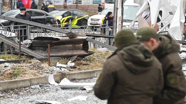 Des passants se massaient autour des restes d'un obus, ce jeudi, à Kiev.