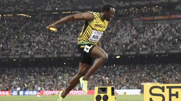 Usain Bolt franchissant la ligne d'arrivée aux championnats du monde de Pékin d'août 2015.