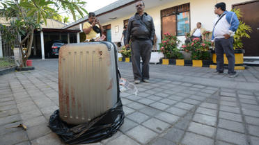 La valise ensanglantée dans laquelle a été retrouvé le corps sans vie de Sheila Von Wiese Mack, une Américaine de 62 ans. Bali, le 12 août 2014 [Sonny Tumbelaka / AFP]