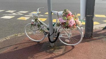 Un vélo blanc a été disposé à l'endroit où Emma a été renversée le 21 juillet 2021.