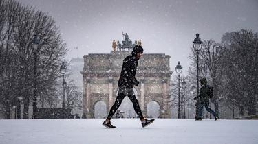 Météo France évoque «un épisode neigeux remarquable, nécessitant une vigilance particulière, du fait des hauteurs de neige attendues». 