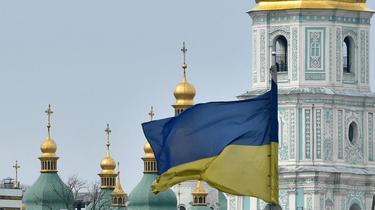 Un drapeau de l'Ukraine flottant à côté de la cathédrale Sainte-Sophie de Kiev