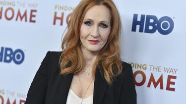 J.K. Rowling est accusée de transphobie par de nombreux internautes et militants transgenres. 
