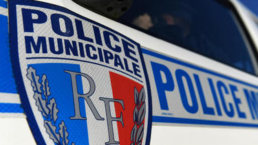 Deux véhicules sérigraphiés de la police municipale de Mantes-la-Jolie ont été incendiés devant le poste. 
