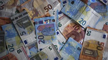 Face au coronavirus, l'économiste Pascal Perez appelle la BCE à verser à tous les ménages de la zone euro un chèque de 2.000 euros, dans une tribune dans Le Monde. 