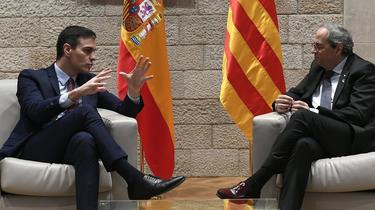 Le chef du gouvernement espagnol Pedro Sanchez (à droite) a été reçu par le président de la Catalogne Quim Torra (à gauche) au siège du gouvernement régional à Barcelone le 6 février dernier. 