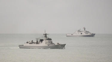 La Chine accuse quant à elle l'Australie de s'être approchée trop près de ses navires militaires. 