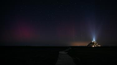 Des aurores boréales ont à nouveau été observées lundi soir en France, comme ici près du Mont-Saint-Michel 