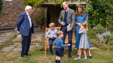 Kate, William et leurs enfants accompagnés du scientifique David Attenborough.