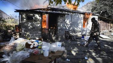 Environ la moitié des maisons du village de Charektar, dans un district frontalier du Haut-Karabakh, ont été incendiées.