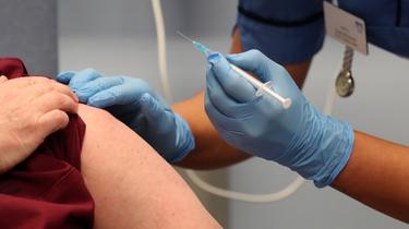 Les responsables de Pfizer ont déclaré que les deux Britanniques qui avaient eu une réaction au vaccin avaient des antécédents d'allergies graves. 