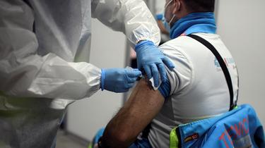 Des responsables politiques et militaires espagnols ont reçu une première dose du vaccin. 