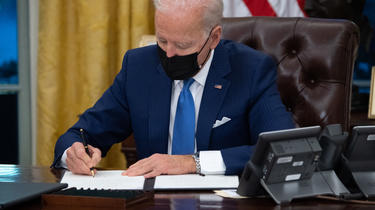 Joe Biden a signé deux fois plus de décrets présidentiels que Donald Trump sur la même période