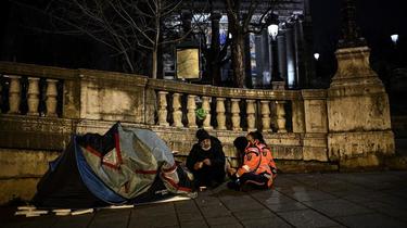 Selon la dernière Nuit de la Solidarité, près de 2.900 personnes vivent à la rue à Paris.