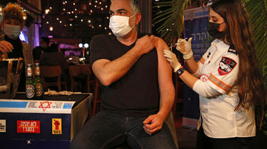 Plus de 45% de la population d'Israël a reçu une première injection de vaccin contre le coronavirus