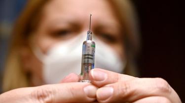 Trois vaccins sont en phase d' «examen continu» : ceux de Novavax et CureVac, ainsi que le Spoutnik V.