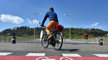 Un homme roulant sur une piste cyclable en Italie 